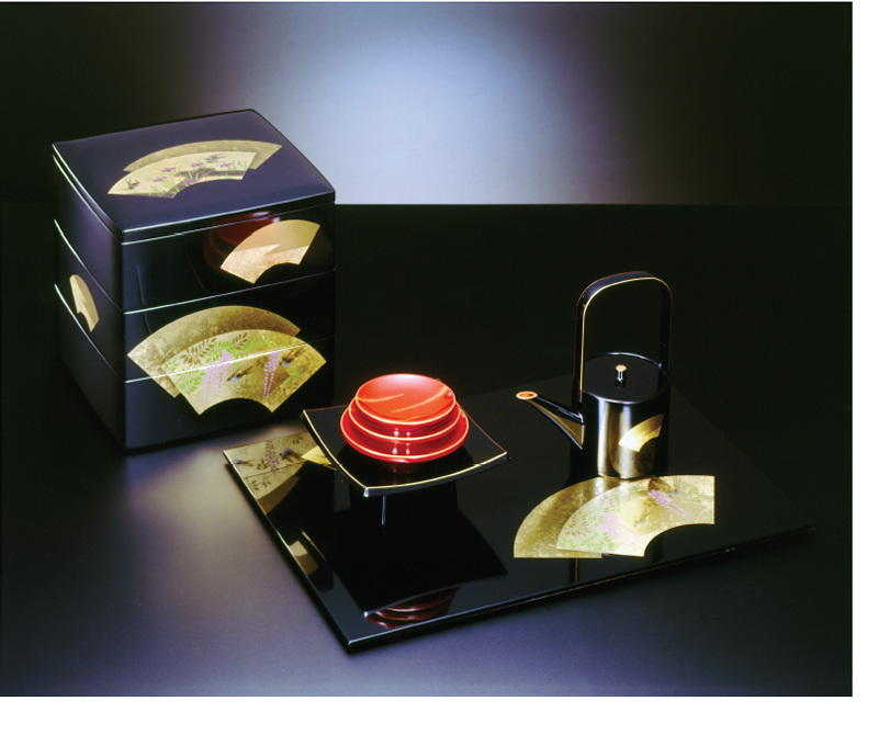 重箱(JU-BAKO URUSHI Lacquerware)黒 65 月同張三段 金扇 銚子・盃・盃台